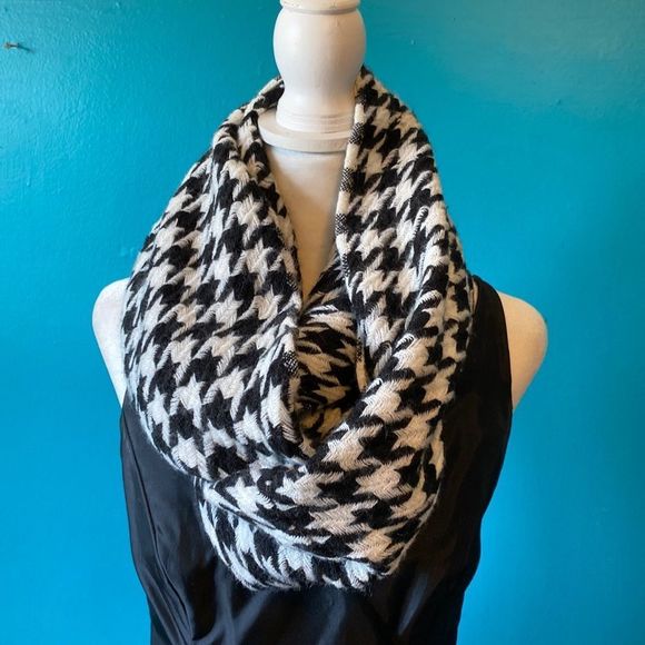 Accessories - Black & White Houndstooth Infinity Scarf